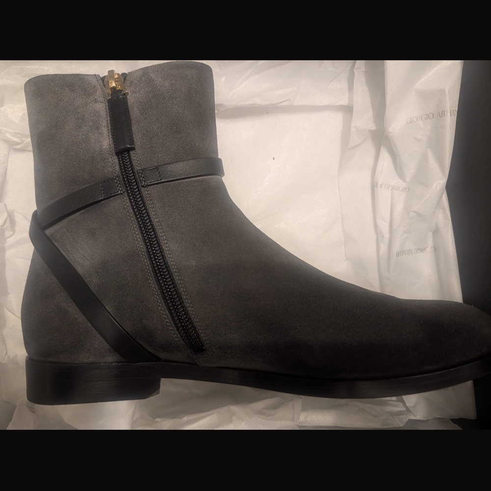 New Giorgio Armani Suede Women’s Ankle Boots Size 7 in the Box Italy